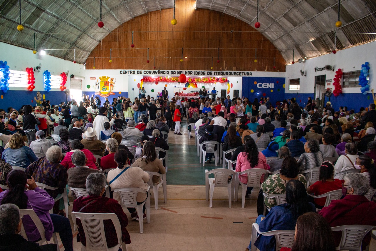 Imagem ilustrativa de idosos participando de jogos de memória e exercícios físicos leves em grupo